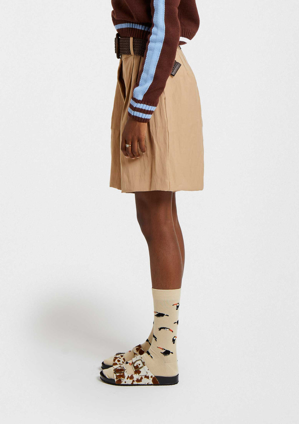 Modelo usando calcetines originales BeToucan Beige con diseño de tucanes y falda beige